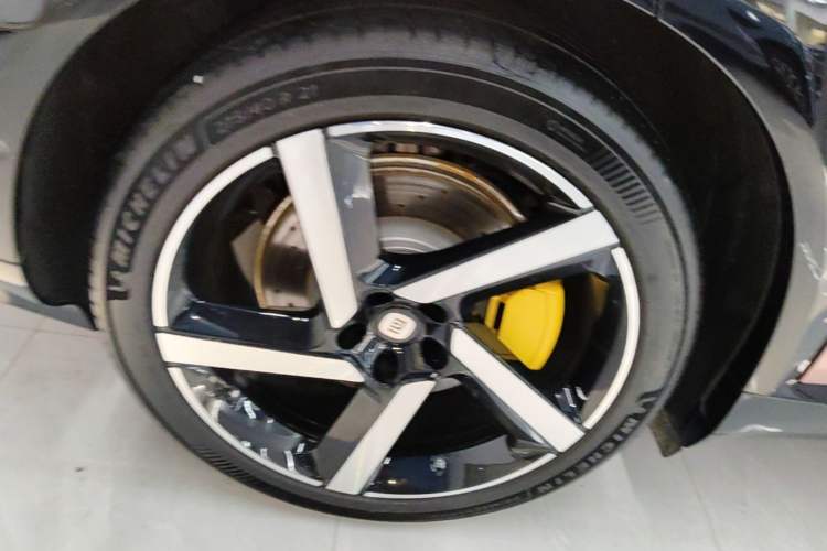 Used Xiaomi Auto YU7 2025 Ultra-Long Range High-Performance All-Wheel-Drive Max Edition Right Rear Wheel Hub