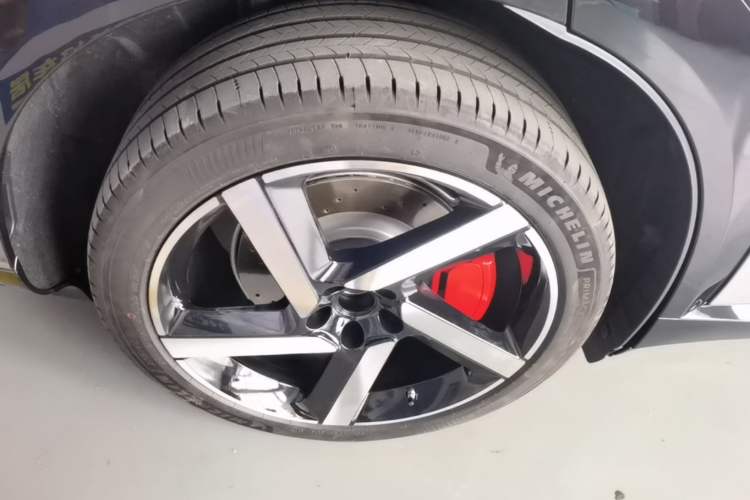 Used Xiaomi Auto YU7 2025 Ultra-Long Range High-Performance All-Wheel-Drive Max Edition Right Rear Wheel Hub