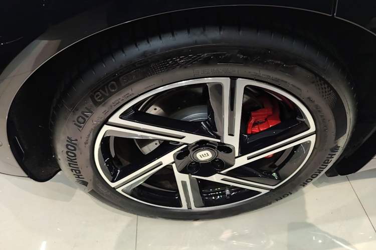 Used Xiaomi Auto YU7 2025 Ultra-Long Range High-Performance All-Wheel-Drive Max Edition Right Rear Wheel Hub