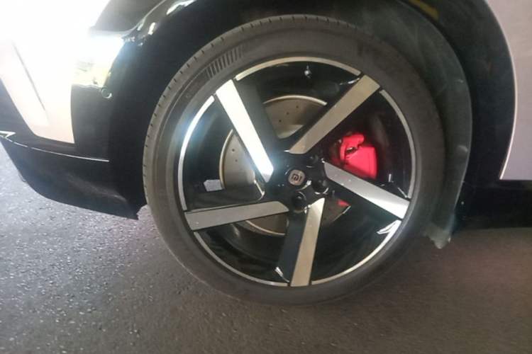 Used Xiaomi Auto YU7 2025 Ultra-Long Range High-Performance All-Wheel-Drive Max Edition Right Rear Wheel Hub