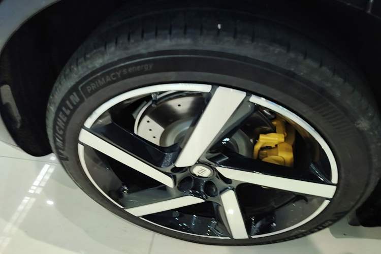 Used Xiaomi Auto YU7 2025 Ultra-Long Range High-Performance All-Wheel-Drive Max Edition Right Rear Wheel Hub