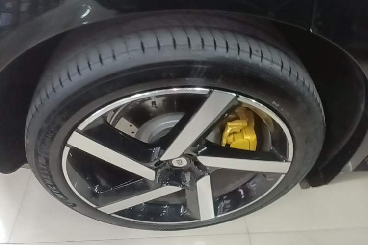 Used Xiaomi Auto YU7 2025 Ultra-Long Range High-Performance All-Wheel-Drive Max Edition Right Rear Wheel Hub
