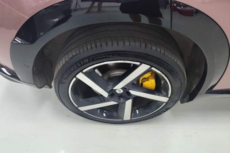Used Xiaomi Auto YU7 2025 Ultra-Long Range High-Performance All-Wheel-Drive Max Edition Right Rear Wheel Hub