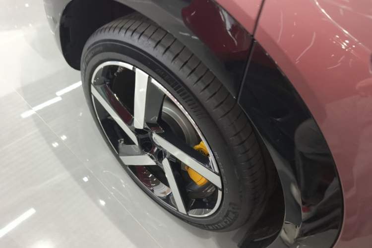 Used Xiaomi Auto YU7 2025 Ultra-Long Range High-Performance All-Wheel-Drive Max Edition Right Rear Wheel Hub