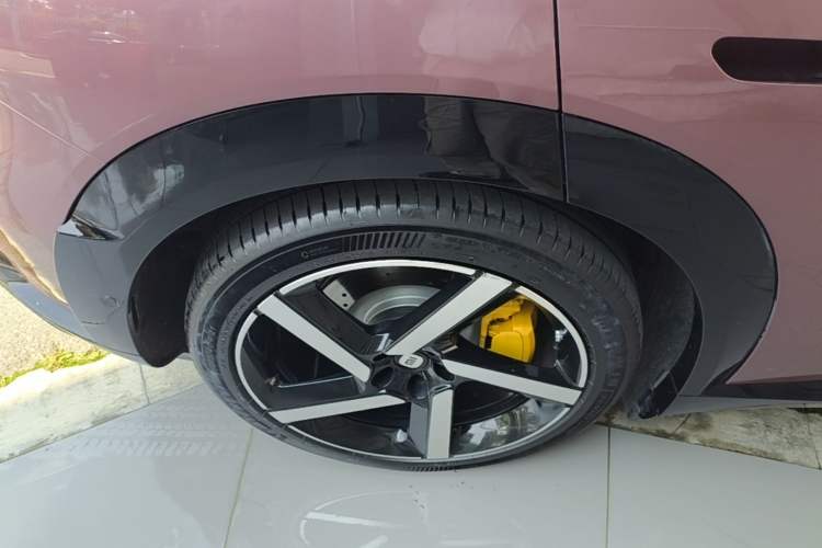 Used Xiaomi Auto YU7 2025 Ultra-Long Range High-Performance All-Wheel-Drive Max Edition Right Rear Wheel Hub