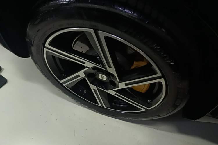 Used Xiaomi Auto YU7 2025 Ultra-Long Range High-Performance All-Wheel-Drive Max Edition Right Rear Wheel Hub