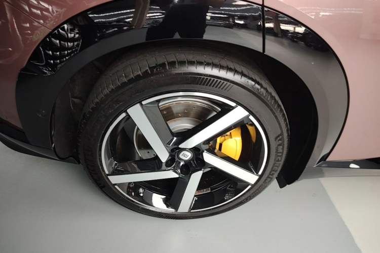Used Xiaomi Auto YU7 2025 Ultra-Long Range High-Performance All-Wheel-Drive Max Edition Right Rear Wheel Hub