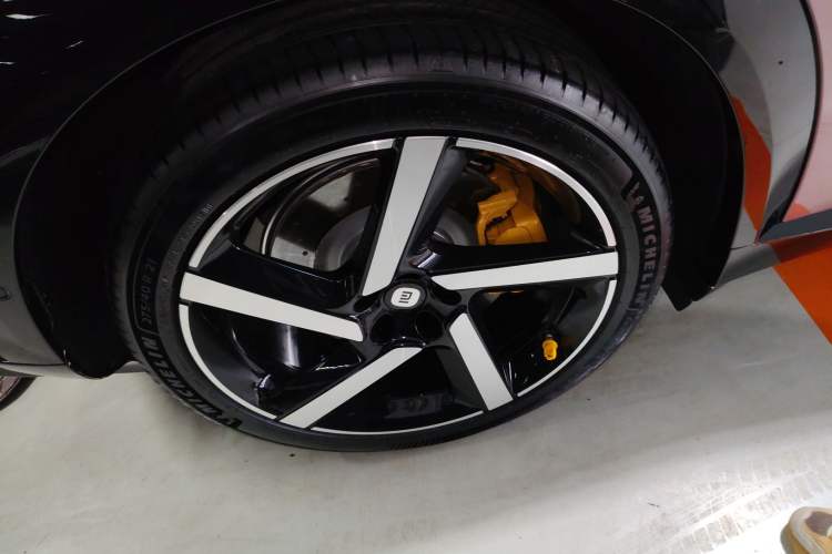 Used Xiaomi Auto YU7 2025 Ultra-Long Range High-Performance All-Wheel-Drive Max Edition Right Rear Wheel Hub