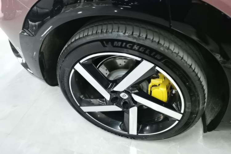 Used Xiaomi Auto YU7 2025 Ultra-Long Range High-Performance All-Wheel-Drive Max Edition Right Rear Wheel Hub