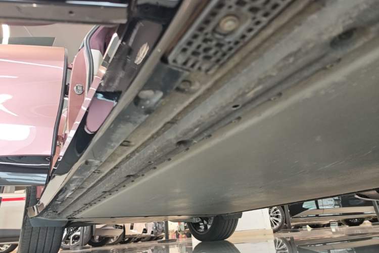 Used Xiaomi Auto YU7 2025 Ultra-Long Range High-Performance All-Wheel-Drive Max Edition Right Side Sill