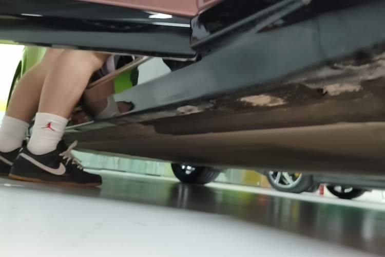 Used Xiaomi Auto YU7 2025 Ultra-Long Range High-Performance All-Wheel-Drive Max Edition Right Side Sill