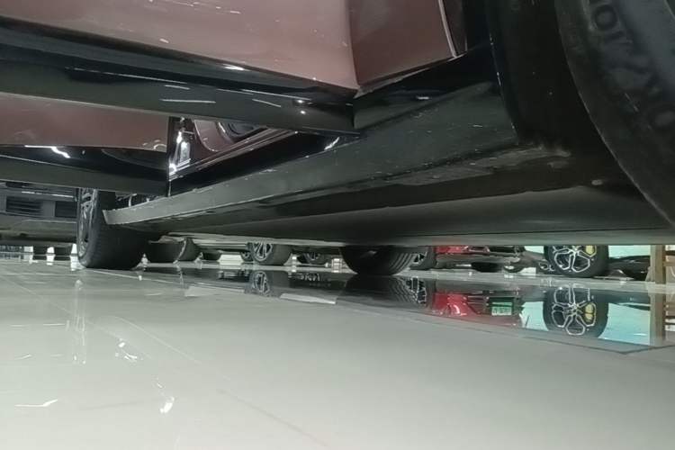 Used Xiaomi Auto YU7 2025 Ultra-Long Range All-Wheel Drive Pro Version Right Side Sill