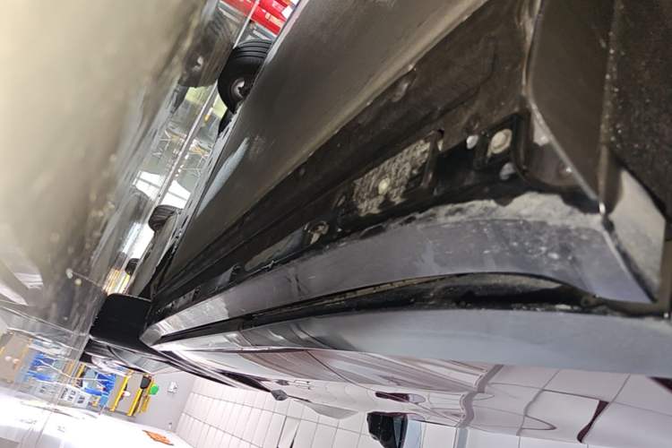 Used Xiaomi Auto YU7 2025 Ultra-Long Range High-Performance All-Wheel-Drive Max Edition Right Side Sill