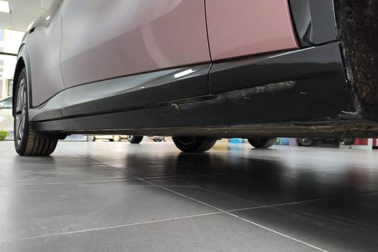 Used Xiaomi Auto YU7 2025 Ultra-Long Range All-Wheel Drive Pro Version Right Side Sill