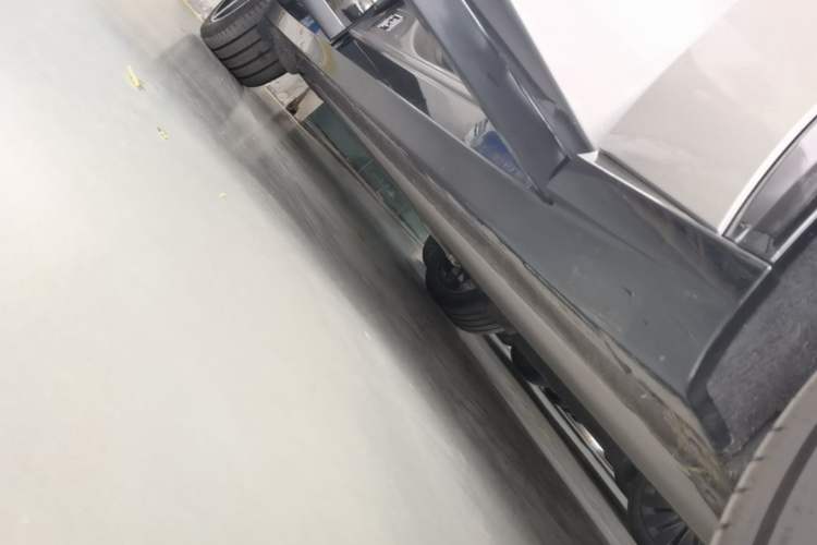 Used Xiaomi Auto YU7 2025 Ultra-Long Range High-Performance All-Wheel-Drive Max Edition Right Side Sill