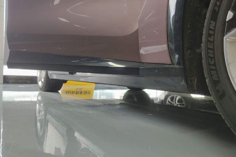 Used Xiaomi Auto YU7 2025 Ultra-Long Range High-Performance All-Wheel-Drive Max Edition Right Side Sill