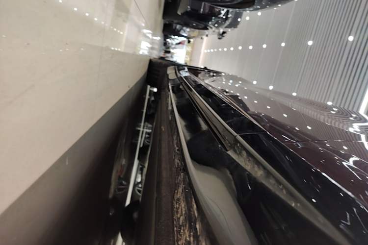 Used Xiaomi Auto YU7 2025 Ultra-Long Range High-Performance All-Wheel-Drive Max Edition Right Side Sill