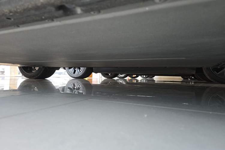 Used Xiaomi Auto YU7 2025 Ultra-Long Range Rear-Wheel Drive Version Right Side Sill