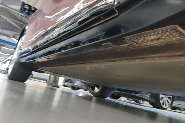 Used Xiaomi Auto YU7 2025 Ultra-Long Range High-Performance All-Wheel-Drive Max Edition Right Side Sill