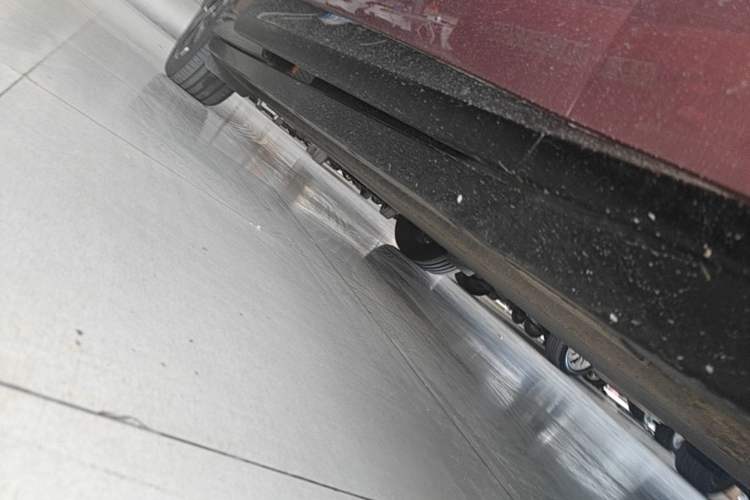 Used Xiaomi Auto YU7 2025 Ultra-Long Range High-Performance All-Wheel-Drive Max Edition Right Side Sill