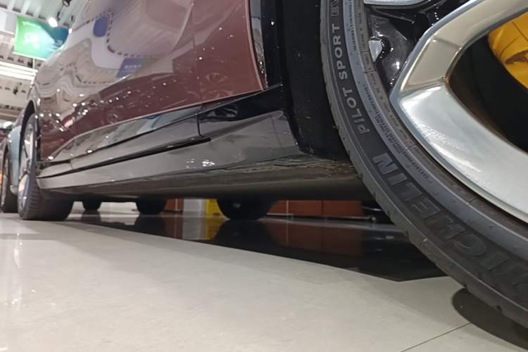 Used Xiaomi Auto YU7 2025 Ultra-Long Range High-Performance All-Wheel-Drive Max Edition Right Side Sill