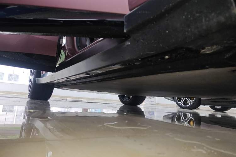 Used Xiaomi Auto YU7 2025 Ultra-Long Range High-Performance All-Wheel-Drive Max Edition Right Side Sill