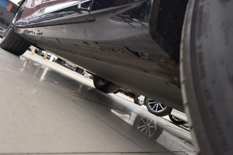 Used Xiaomi Auto YU7 2025 Ultra-Long Range High-Performance All-Wheel-Drive Max Edition Right Side Sill