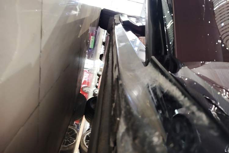 Used Xiaomi Auto YU7 2025 Ultra-Long Range High-Performance All-Wheel-Drive Max Edition Right Side Sill