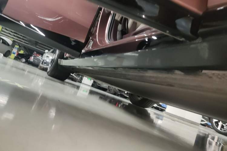 Used Xiaomi Auto YU7 2025 Ultra-Long Range High-Performance All-Wheel-Drive Max Edition Right Side Sill