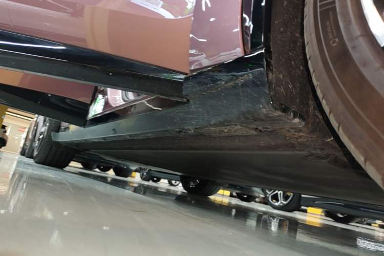 Used Xiaomi Auto YU7 2025 Ultra-Long Range High-Performance All-Wheel-Drive Max Edition Right Side Sill