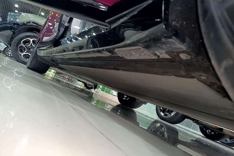 Used Xiaomi Auto YU7 2025 Ultra-Long Range Rear-Wheel Drive Version Right Side Sill