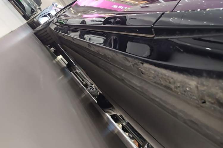 Used Xiaomi Auto YU7 2025 Ultra-Long Range Rear-Wheel Drive Version Right Side Sill