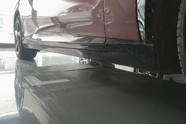 Used Xiaomi Auto YU7 2025 Ultra-Long Range High-Performance All-Wheel-Drive Max Edition Right Side Sill