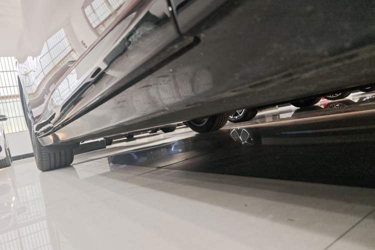 Used Xiaomi Auto YU7 2025 Ultra-Long Range High-Performance All-Wheel-Drive Max Edition Right Side Sill