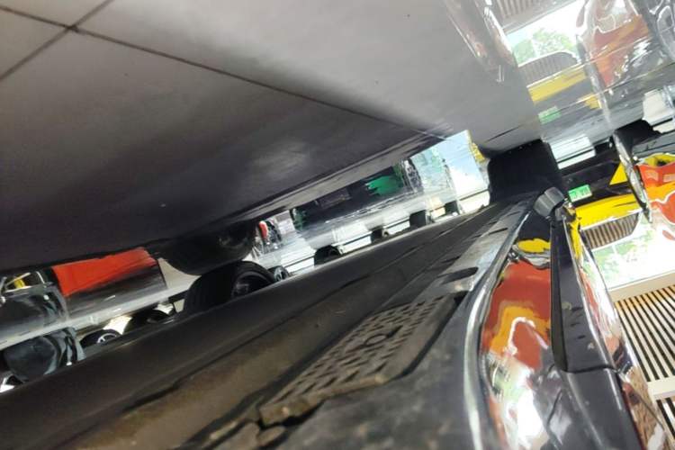 Used Xiaomi Auto YU7 2025 Ultra-Long Range High-Performance All-Wheel-Drive Max Edition Right Side Sill