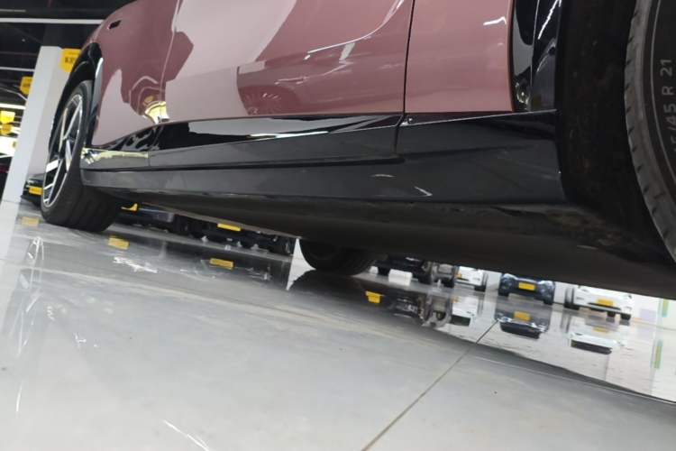 Used Xiaomi Auto YU7 2025 Ultra-Long Range High-Performance All-Wheel-Drive Max Edition Right Side Sill