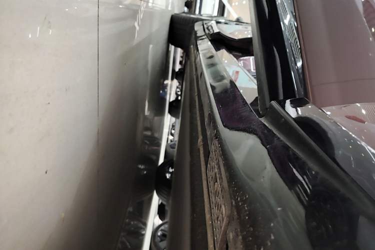 Used Xiaomi Auto YU7 2025 Ultra-Long Range High-Performance All-Wheel-Drive Max Edition Right Side Sill