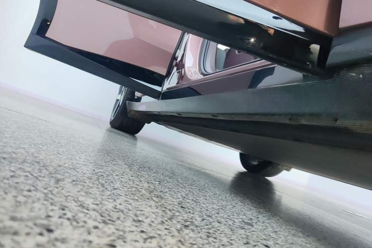 Used Xiaomi Auto YU7 2025 Ultra-Long Range High-Performance All-Wheel-Drive Max Edition Right Side Sill