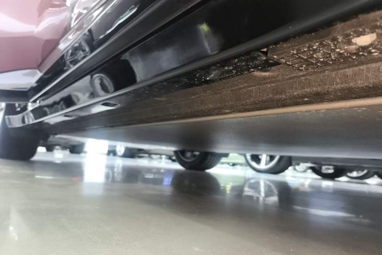 Used Xiaomi Auto YU7 2025 Ultra-Long Range Rear-Wheel Drive Version Right Side Sill