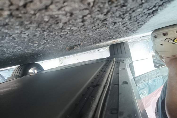 Used Xiaomi Auto YU7 2025 Ultra-Long Range High-Performance All-Wheel-Drive Max Edition Right Side Sill
