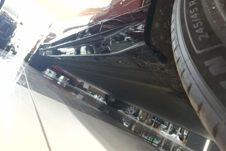 Used Xiaomi Auto YU7 2025 Ultra-Long Range High-Performance All-Wheel-Drive Max Edition Right Side Sill