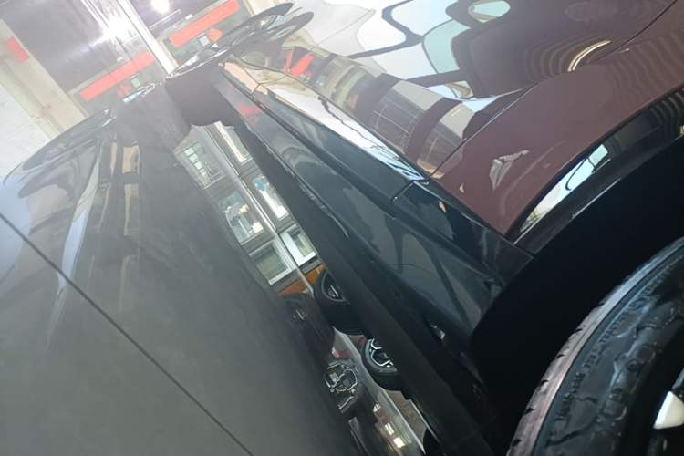 Used Xiaomi Auto YU7 2025 Ultra-Long Range High-Performance All-Wheel-Drive Max Edition Right Side Sill
