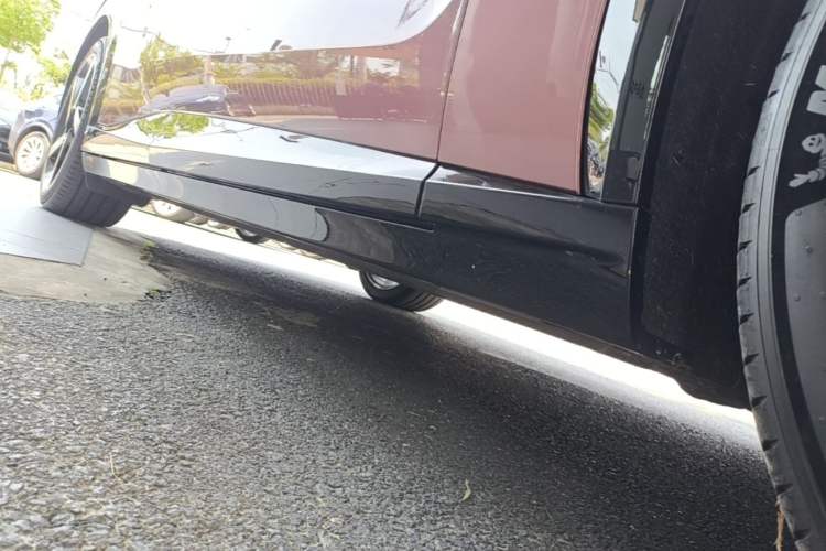 Used Xiaomi Auto YU7 2025 Ultra-Long Range High-Performance All-Wheel-Drive Max Edition Right Side Sill
