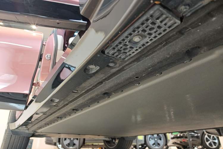 Used Xiaomi Auto YU7 2025 Ultra-Long Range High-Performance All-Wheel-Drive Max Edition Right Side Sill