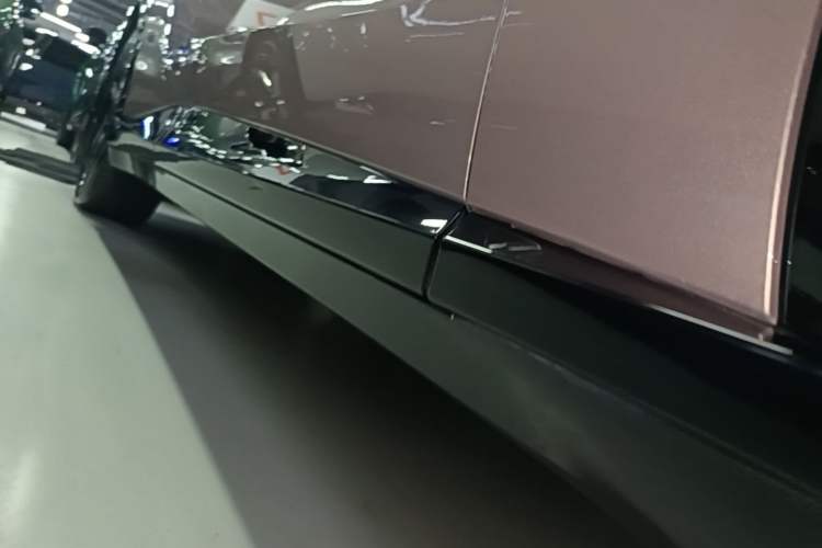 Used Xiaomi Auto YU7 2025 Ultra-Long Range High-Performance All-Wheel-Drive Max Edition Right Side Sill