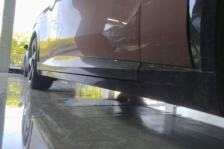 Used Xiaomi Auto YU7 2025 Ultra-Long Range High-Performance All-Wheel-Drive Max Edition Right Side Sill