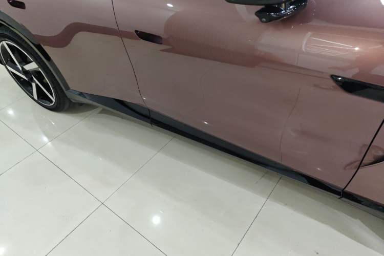 Used Xiaomi Auto YU7 2025 Ultra-Long Range High-Performance All-Wheel-Drive Max Edition Right Side Sill