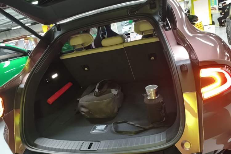 Used Xiaomi Auto YU7 2025 Ultra-Long Range High-Performance All-Wheel-Drive Max Edition Trunk
