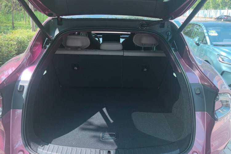 Used Xiaomi Auto YU7 2025 Ultra-Long Range High-Performance All-Wheel-Drive Max Edition Trunk
