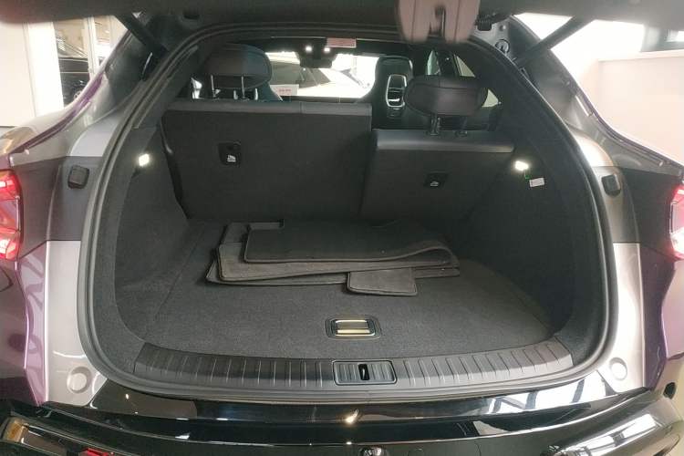 Used Xiaomi Auto YU7 2025 Ultra-Long Range High-Performance All-Wheel-Drive Max Edition Trunk